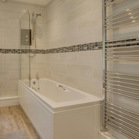 Unwind in the bathtub after a country hike around Snowdonia