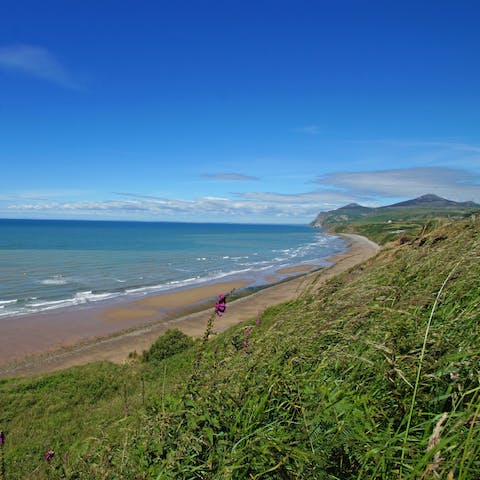 Soak up the natural beauty of the Llyn Peninsula from this home, thirty minutes from Abersoch