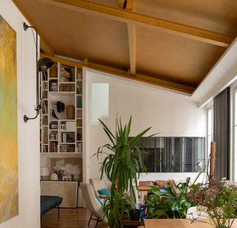 High ceilings in a deconstructed look