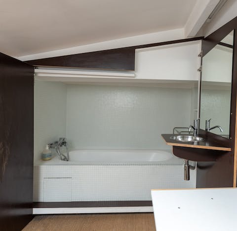 A quirky hidden bath-in-a-closet