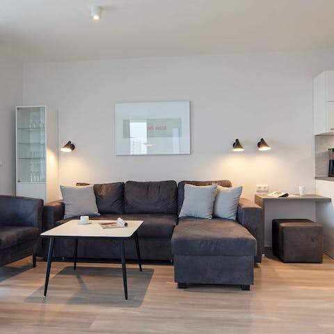 Chill out in the comfortable living area after a day trip to Kiel – a thirty-five-minute drive away