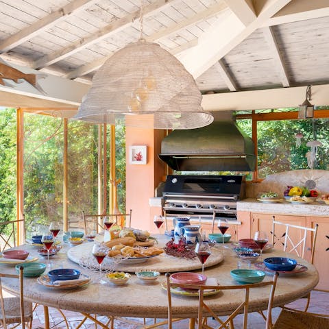 Cook up a storm and enjoy a little alfresco dining as you gather your loved ones for a pizza night
