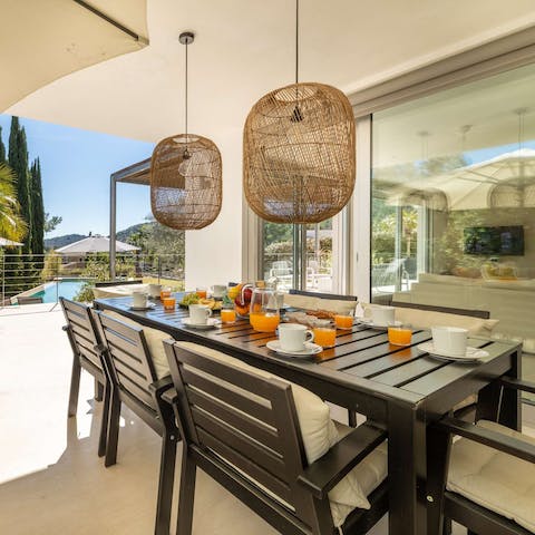 Enjoy torrijas for breakfast on the covered terrace