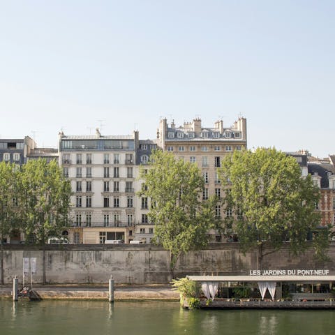 Explore Paris on foot by walking along the Seine