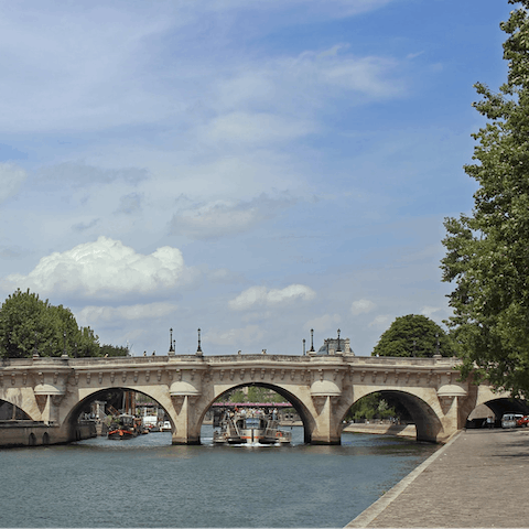 Savour morning strolls along the Seine (two minutes from your door)
