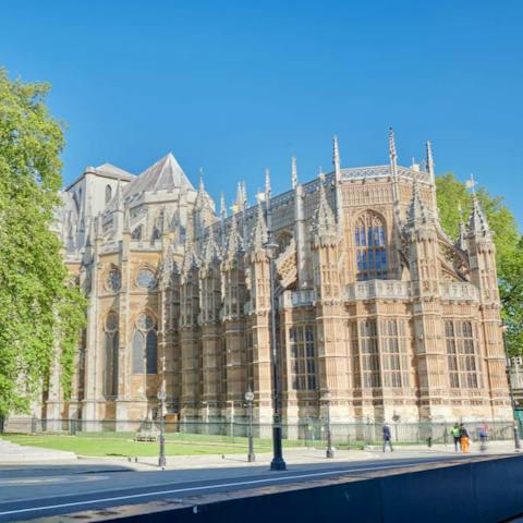 Stay within a four-minute walk from Westminster Abbey