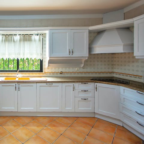 Cook a delicious dinner for loved ones – you're spoilt for choice with two kitchens here