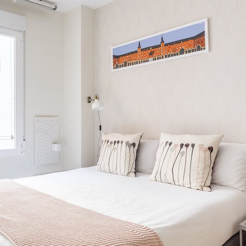 Cosy up in the sleeping nook after a full day of sightseeing
