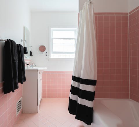 A retro pink bathroom
