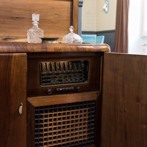 Kick back and relax to the warming tones that play through the antique speakers – you'll be transported back in time