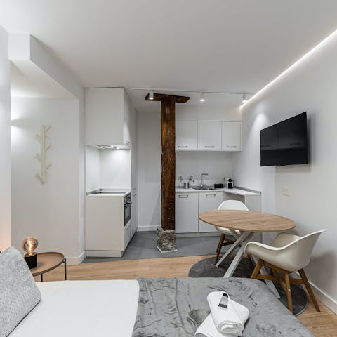 Sleep in a minimalist studio with an original support beam in the kitchen