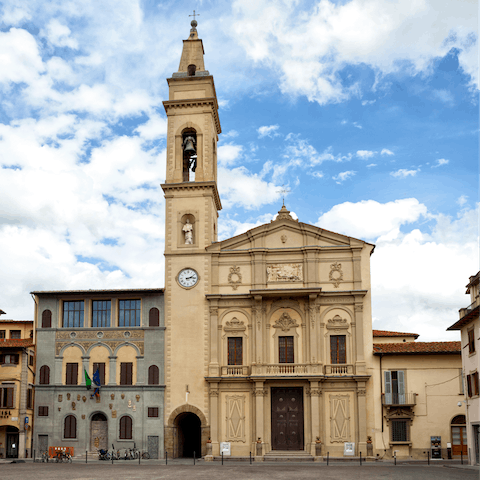 Explore the quaint town of Montevarchi with its beautiful galleries and museums, less than a twenty-minute drive away