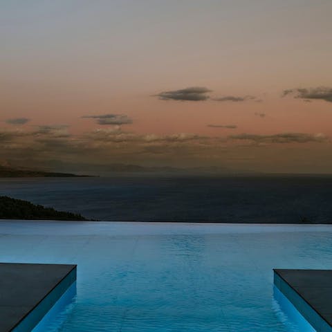 Enjoy stunning evening views from the infinity pool – perfect with a cocktail