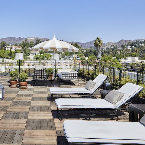 Soak up some rays on the shared rooftop terrace while taking in views of the famous Hollywood Sign – at night, enjoy rooftop movies here