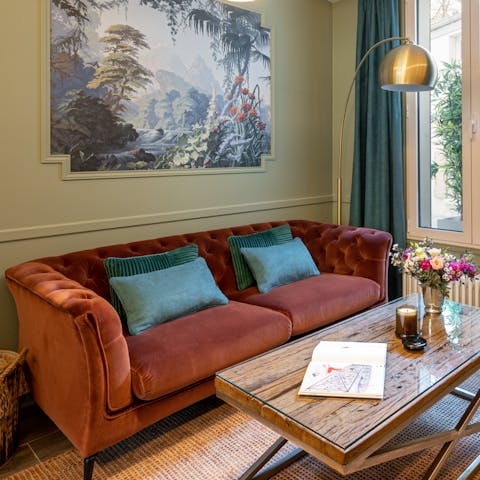 Relax in the cosy living room, with a warm palette and bold artwork
