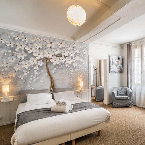 Wake up in the elegant main bedroom feeling rested and ready for another day of Rennes sightseeing