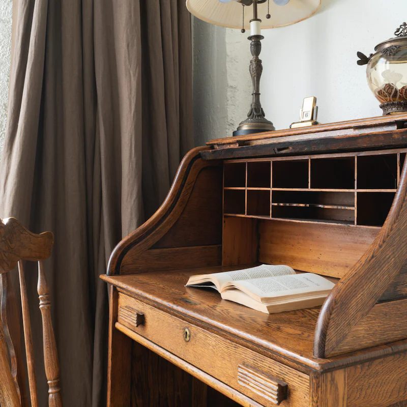 A sophisticated desk to get down to business