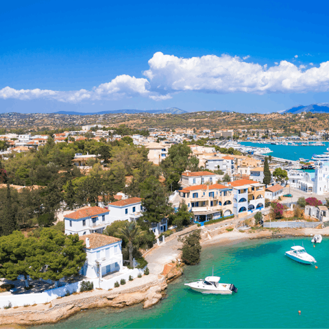 Eat, drink, party, swim, play – the lively Porto Heli has it all, you can get to the centre in six minutes by car