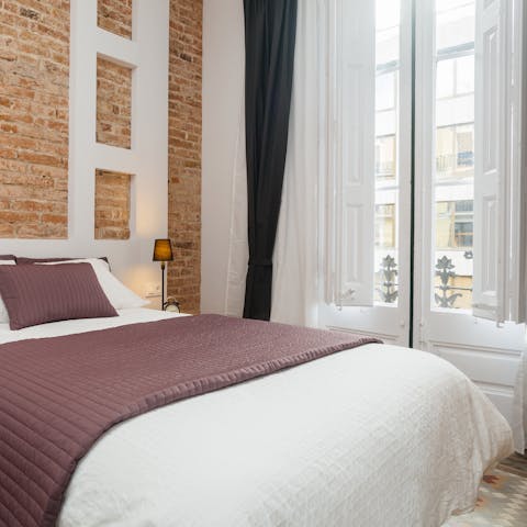 Wake up to leafy views over La Pedrera and enjoy the lightness of this apartment