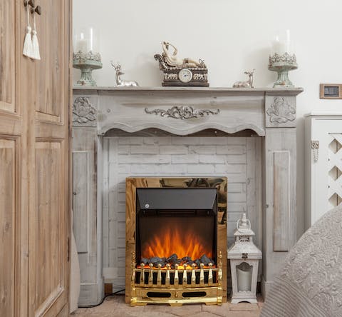 Cosy around the gas fireplace with ornate details