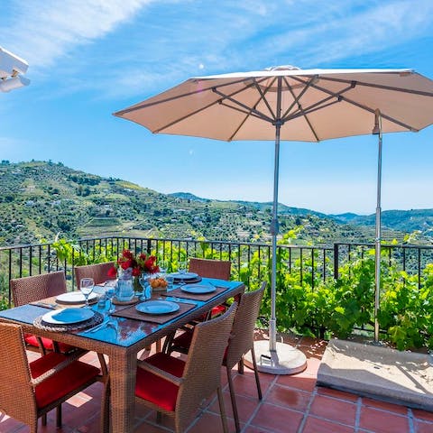 Rinse off in the outdoor shower and dine alfresco with the backdrop of the gorgeous Andalusian landscape