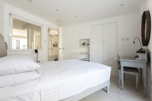 River Thames Retreat image 9