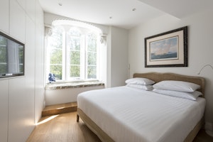 River Thames Retreat image 4