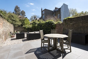 River Thames Retreat image 3