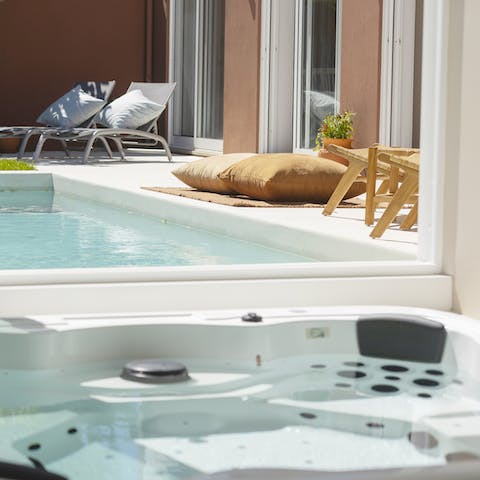 Choose between the hot tub and pool while still being able to socialise together 