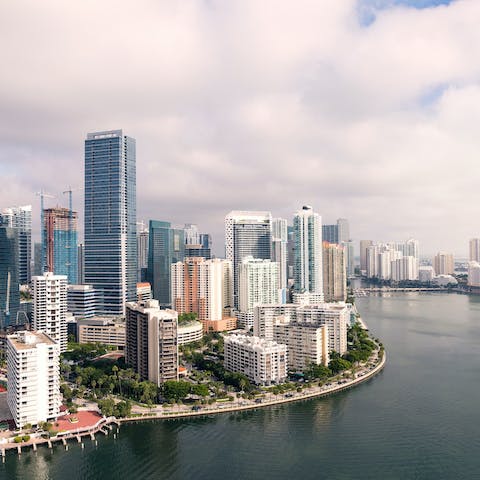 Discover the delights of Miami from this Downtown location