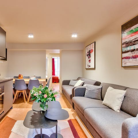 Enjoy a relaxing pause from your city adventures in the living room