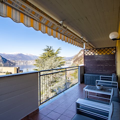 Unwind on the balcony and admire the lake and mountain views 