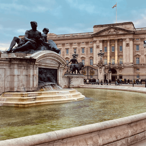 Hop on a double-decker and visit the famous Buckingham Palace
