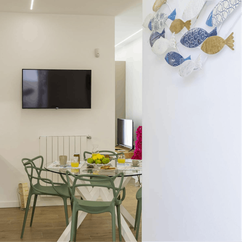 Cook up tasty Italian pasta dishes and dine together around your stylish dining set