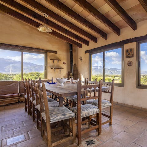 Eat together while enjoying the stunning panoramic mountain views from your dining room