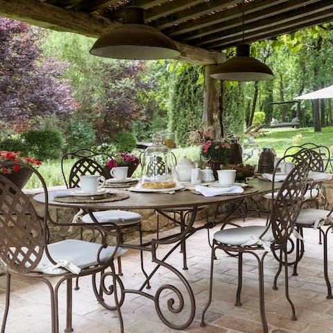 Cook up something special on the barbecue and enjoy on the shady pergola