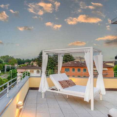 Watch the Tuscan sunset from the daybed