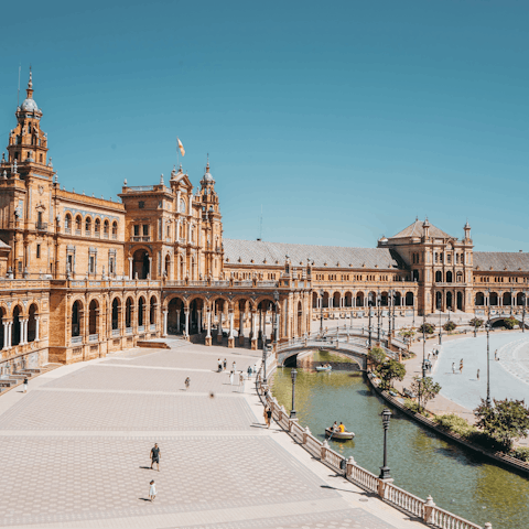 Discover the city of Seville from your base in the Casco Antiguo district