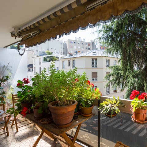 Relax on the balcony for an aperitif amongst the flora and fauna