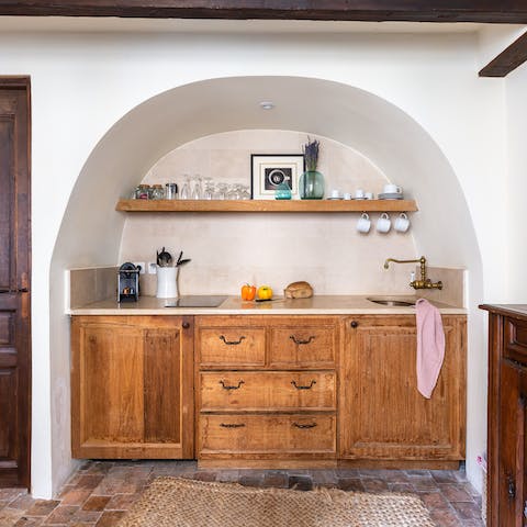 The quirky kitchen counter under an arch
