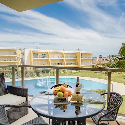 Open a bottle of wine and enjoy the Algarve sun on the private balcony 