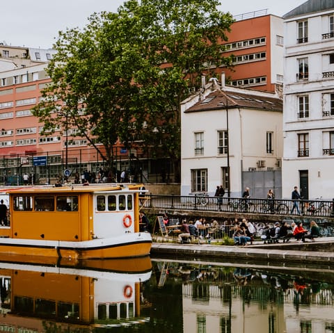 Stroll along Canal Saint–Martin and soak up the inspiring atmosphere – only twenty–minute away