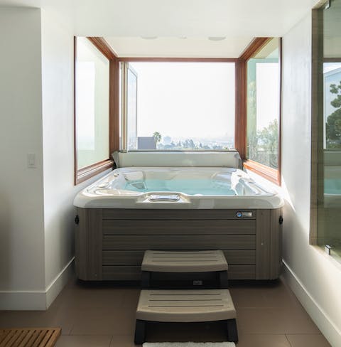 The jacuzzi in the master bathroom
