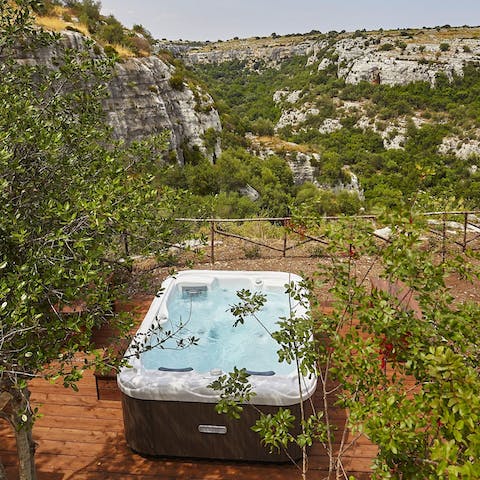 Relax in the hot tub with a glass of Champagne and take in the amazing mountain views