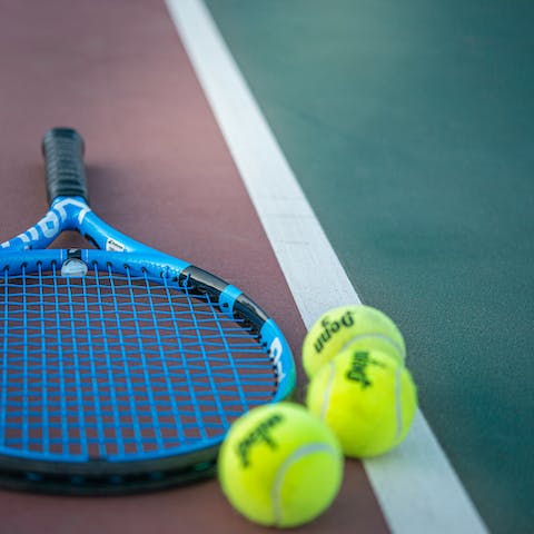Practice your serve on the communal tennis court – racquets are provided