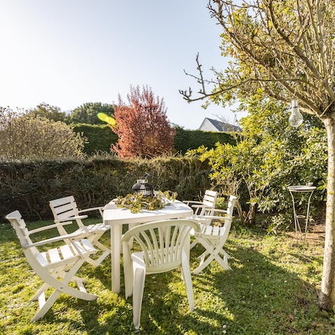 Dine alfresco in the garden, or enjoy drinks under the setting sun in the evening
