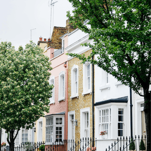 Walk around the vibrant borough of Chelsea, stopping off to have lunch at one of the local restaurants