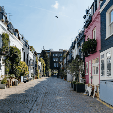 Stay fifteen minutes from the boutiques, restaurants and charming lanes of Notting Hill