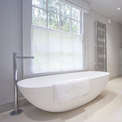 Relax with bubbles in this luxurious bathtub