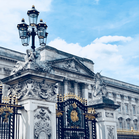 Stroll fifteen minutes to Buckingham Palace